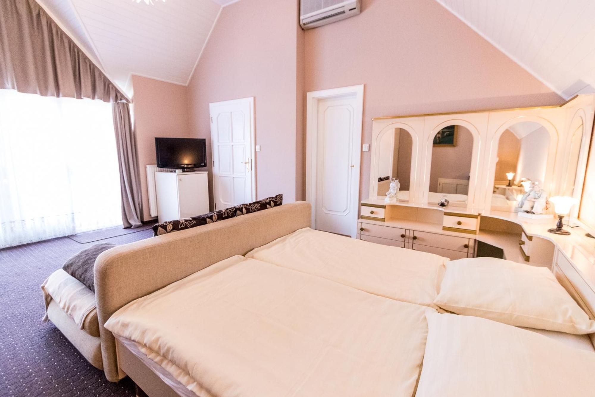 Hotel Haus Sonnenhof Siófok Esterno foto